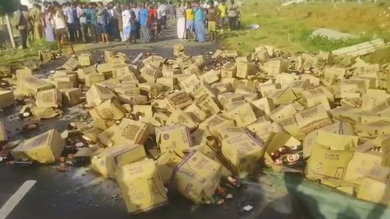 Watch: திருப்பூர் அருகே சிதறிய பீர் பாட்டில்கள்; அப்புறம் என்ன நடந்தது என்று தெரிந்தால் ஆச்சரியப்படுவீர்கள்!! Watch: திருப்பூர் அருகே சிதறிய பீர் பாட்டில்கள்; அப்புறம் என்ன நடந்தது என்று தெரிந்தால் ஆச்சரியப்படுவீர்கள்!!