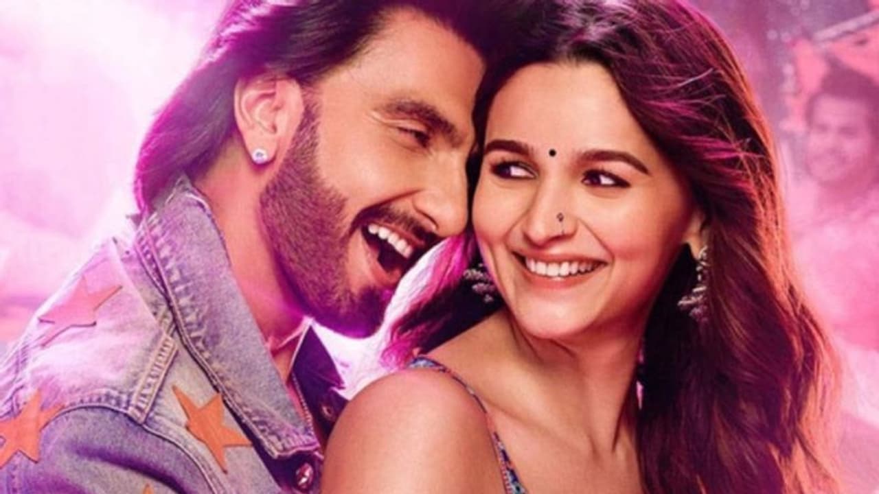 ബോളിവുഡിന് പ്രതീക്ഷ പകര്ന്ന് പുതിയ കരണ് ജോഹര് ചിത്രം; 'റോക്കി ഓര് റാണി' മൂന്ന് ദിനങ്ങളില് നേടിയത് ബോളിവുഡിന് പ്രതീക്ഷ പകര്ന്ന് പുതിയ കരണ് ജോഹര് ചിത്രം; 'റോക്കി ഓര് റാണി' മൂന്ന് ദിനങ്ങളില് നേടിയത്