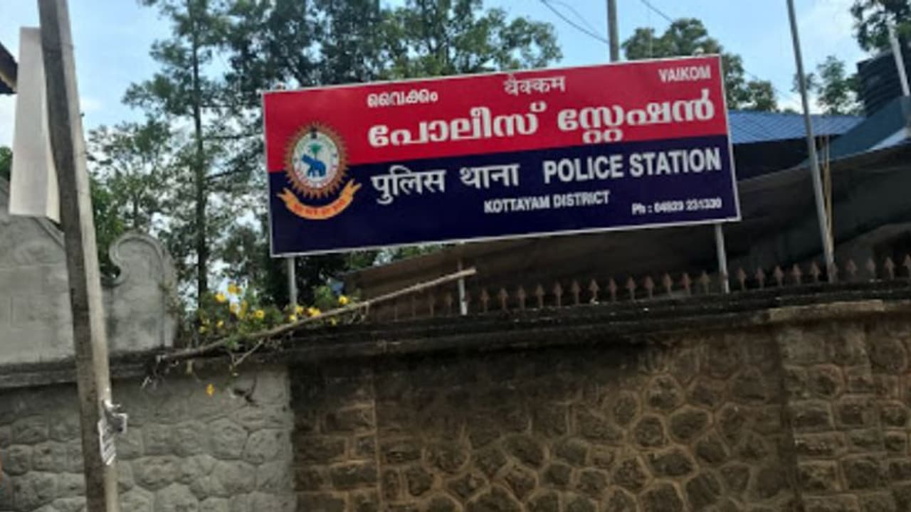 യുവതിയുടെ പരാതിയിൽ നടപടി വൈകി, സസ്പെൻഷനിലായി; 4 പൊലീസ് ഉദ്യോഗസ്ഥരുടെ സസ്പെൻഷൻ പിൻവലിച്ചു യുവതിയുടെ പരാതിയിൽ നടപടി വൈകി, സസ്പെൻഷനിലായി; 4 പൊലീസ് ഉദ്യോഗസ്ഥരുടെ സസ്പെൻഷൻ പിൻവലിച്ചു