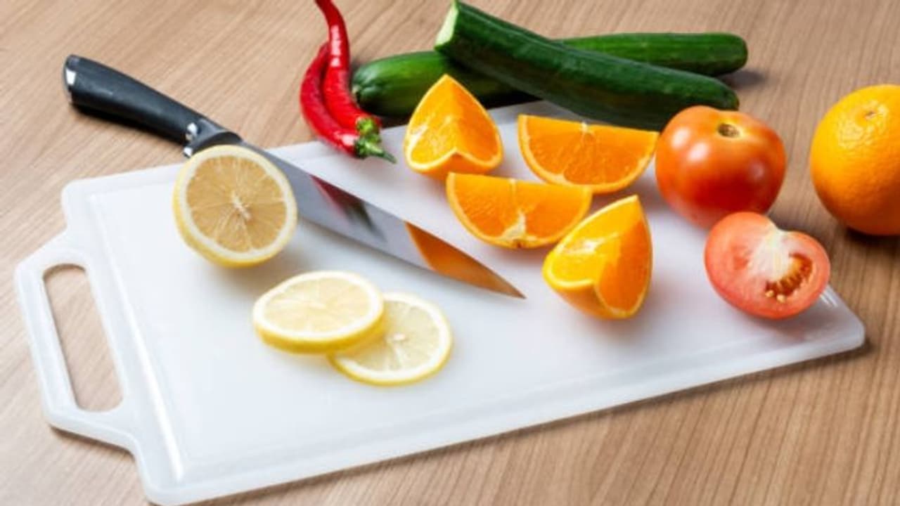 சமையலறையில் பிளாஸ்டிக் வெட்டும் பலகை பயன்படுத்துகிறீர்களா? அப்போ கவனமாக இருங்க..!!