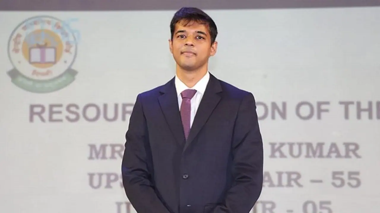 This IITian left his MNC job to become an IAS officer