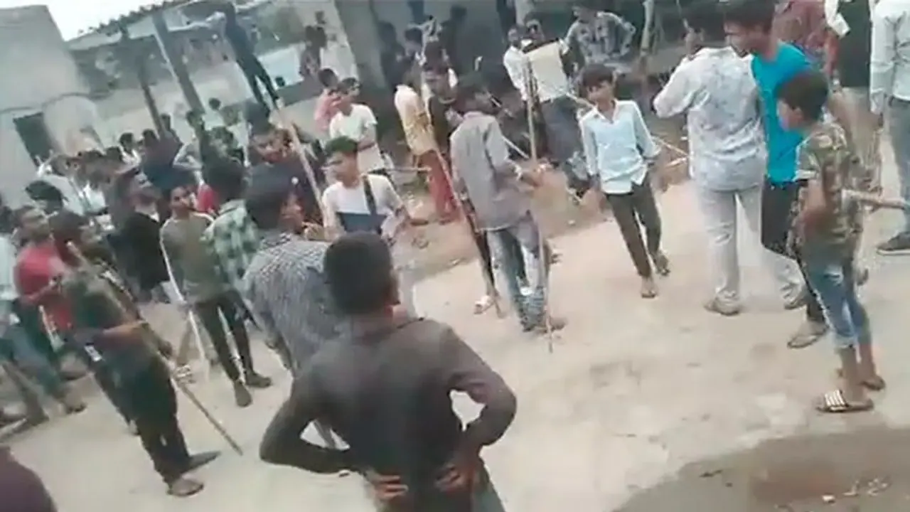 വിദ്യാർഥിനിയുടെ കുടിവെള്ളത്തിൽ മൂത്രം കലർത്തി സഹപാഠികൾ, ബാഗിൽ പ്രേമലേഖനവും ഒളിപ്പിച്ചു; ഗ്രാമത്തിൽ സംഘർഷം വിദ്യാർഥിനിയുടെ കുടിവെള്ളത്തിൽ മൂത്രം കലർത്തി സഹപാഠികൾ, ബാഗിൽ പ്രേമലേഖനവും ഒളിപ്പിച്ചു; ഗ്രാമത്തിൽ സംഘർഷം