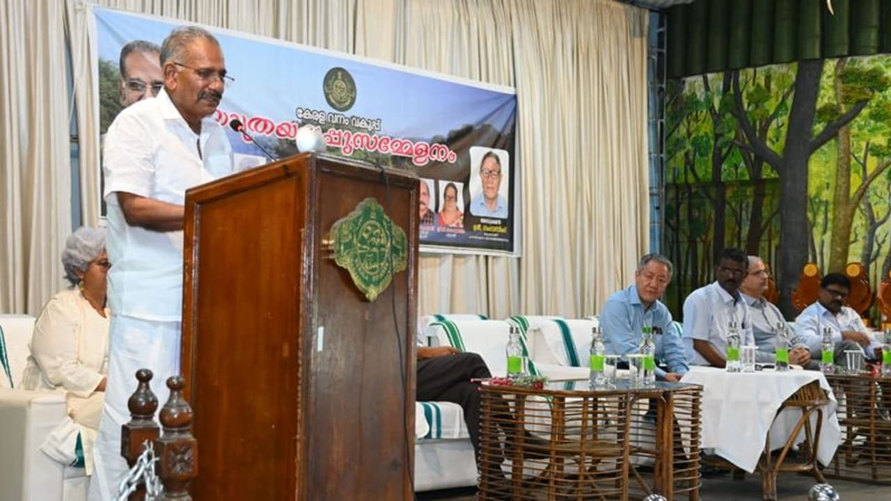 നിയമത്തിന്റെ സങ്കീര്‍ണ്ണതകളില്‍ കുടുക്കി ജനത്തെ ബുദ്ധിമുട്ടിക്കുന്നവര്‍ വനം വകുപ്പില്‍ തുടരില്ല: മന്ത്രി 