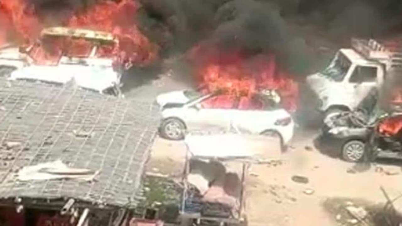 மத ஊர்வலத்தில் வெடித்த பிரச்சனை.. எரிக்கப்படும் கார்கள் பயத்தில் கோவிலுக்குள் தஞ்சம் புகுந்த 2500 பேர்! மத ஊர்வலத்தில் வெடித்த பிரச்சனை.. எரிக்கப்படும் கார்கள் பயத்தில் கோவிலுக்குள் தஞ்சம் புகுந்த 2500 பேர்!