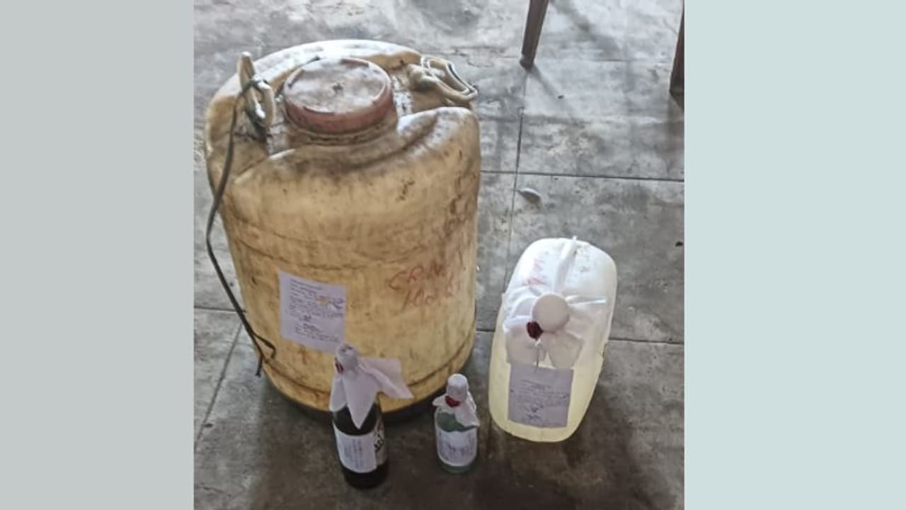 വീട്ടിലെ തൊഴുത്തിൽ ചാരായ വാറ്റ്, 10 ലിറ്റർ ചാരായവും വാഷുമായി മൺട്രോ തുരുത്തിൽ യുവാവ് അറസ്റ്റിൽ വീട്ടിലെ തൊഴുത്തിൽ ചാരായ വാറ്റ്, 10 ലിറ്റർ ചാരായവും വാഷുമായി മൺട്രോ തുരുത്തിൽ യുവാവ് അറസ്റ്റിൽ