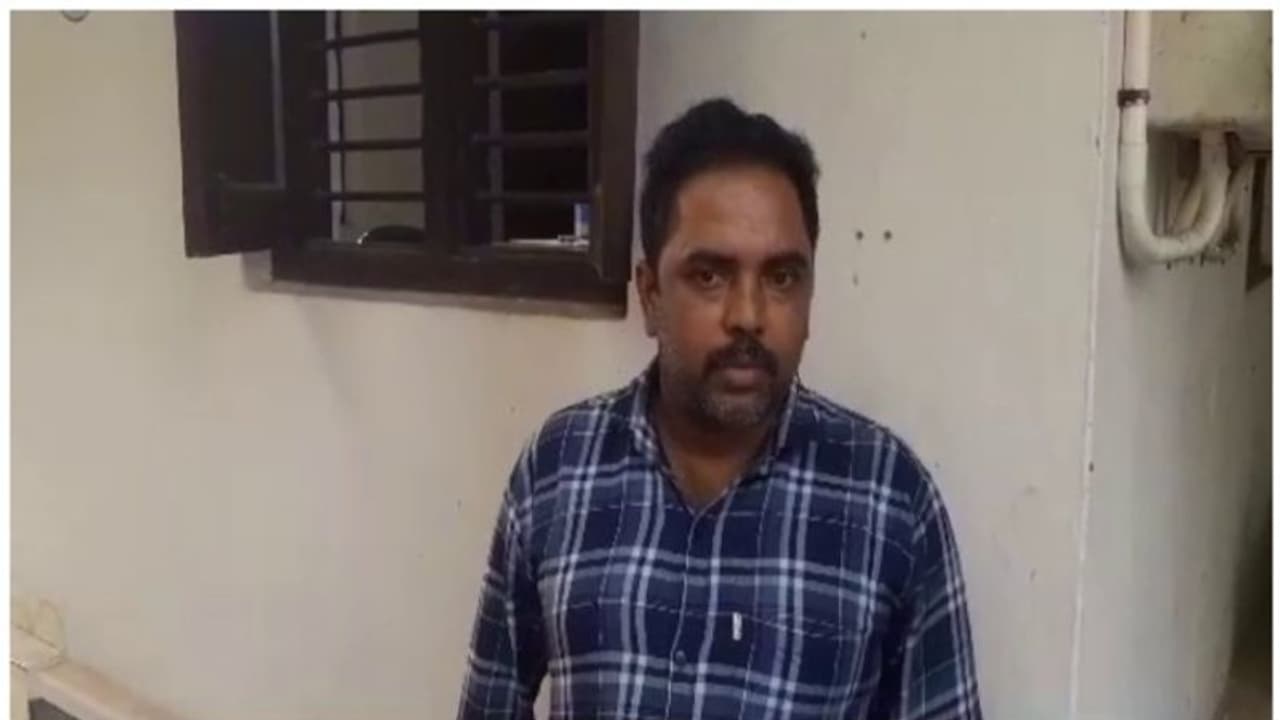 ബുക്ക് പ്രിന്റിംഗിനെന്ന് പറഞ്ഞ് വീട് വാടകക്കെടുത്തു; യഥാർത്ഥത്തിൽ കള്ളനോട്ടടി, പ്രതിയെ പിടികൂടി ക്രൈംബ്രാഞ്ച് ബുക്ക് പ്രിന്റിംഗിനെന്ന് പറഞ്ഞ് വീട് വാടകക്കെടുത്തു; യഥാർത്ഥത്തിൽ കള്ളനോട്ടടി, പ്രതിയെ പിടികൂടി ക്രൈംബ്രാഞ്ച്