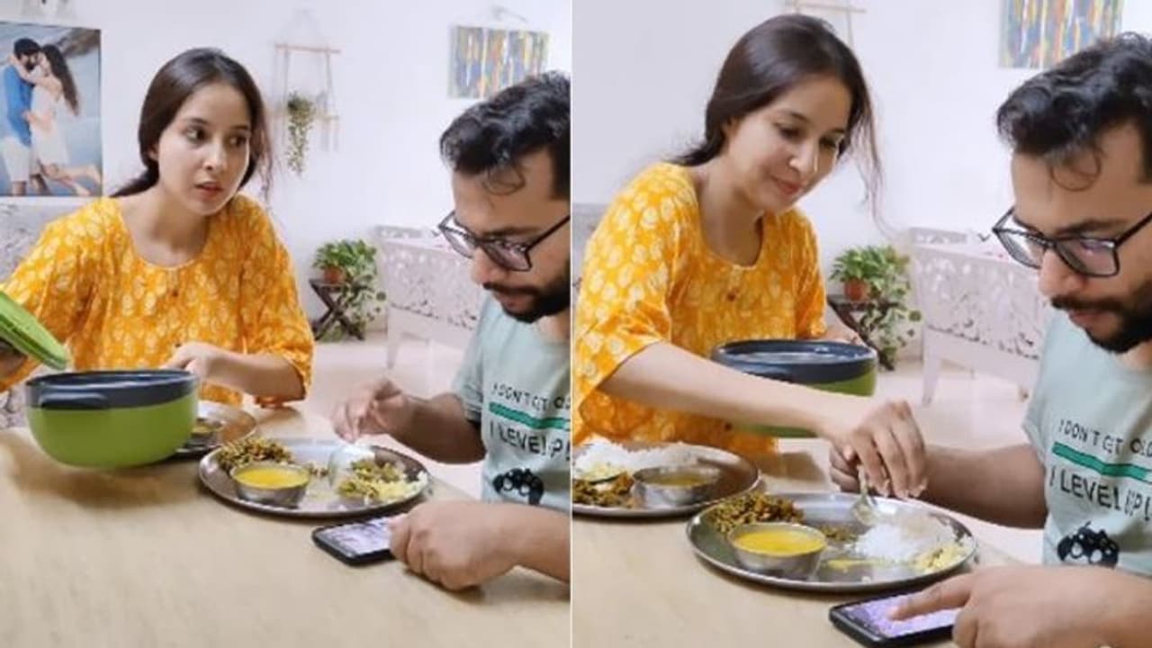 ഭാര്യയും ഭര്ത്താവും ഒന്നിച്ചിരുന്ന് ഭക്ഷണം കഴിക്കുന്ന വീഡിയോ; 'ത്യാഗം' വേണ്ടെന്ന് കമന്റുകള് ഭാര്യയും ഭര്ത്താവും ഒന്നിച്ചിരുന്ന് ഭക്ഷണം കഴിക്കുന്ന വീഡിയോ; 'ത്യാഗം' വേണ്ടെന്ന് കമന്റുകള്