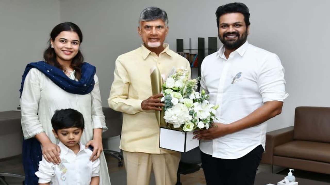 బ్లెస్సింగ్స్ తీసుకోవడానికి వచ్చాం.. చంద్రబాబుతో భేటీపై మంచు మనోజ్.. పొలిటికల్ ఎంట్రీపై స్పందన.. బ్లెస్సింగ్స్ తీసుకోవడానికి వచ్చాం.. చంద్రబాబుతో భేటీపై మంచు మనోజ్.. పొలిటికల్ ఎంట్రీపై స్పందన..