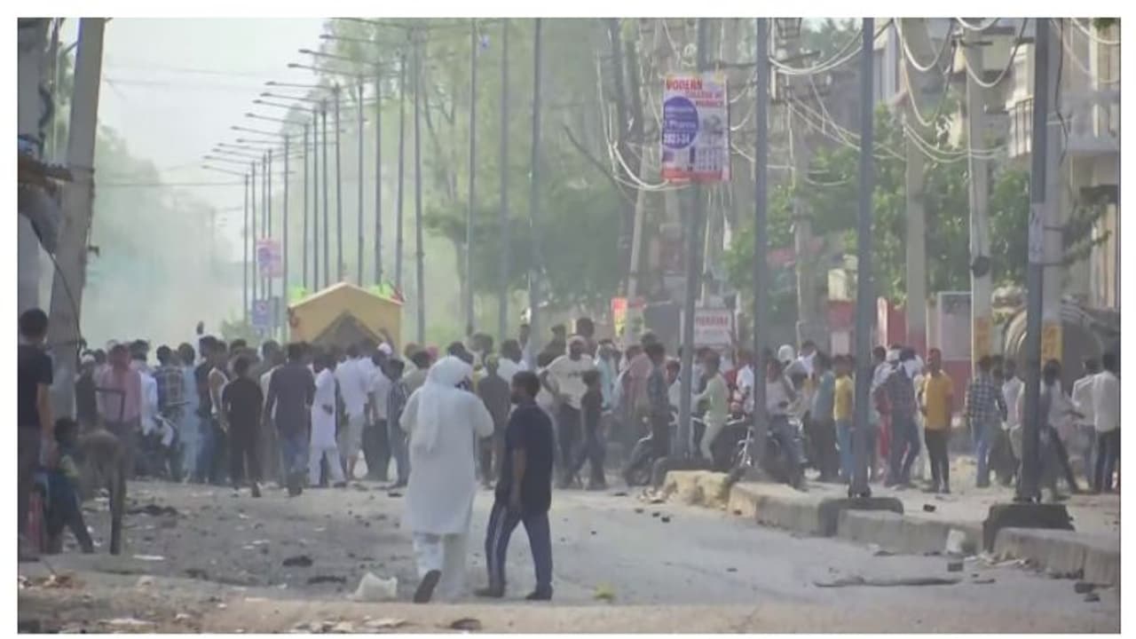 ഹരിയാനയിലെ സംഘർഷത്തിൽ കൊല്ലപ്പെട്ടവരുടെ എണ്ണം മൂന്നായി; ക്ഷേത്രത്തിൽ അഭയം തേടിയവരെ മോചിപ്പിച്ചു ഹരിയാനയിലെ സംഘർഷത്തിൽ കൊല്ലപ്പെട്ടവരുടെ എണ്ണം മൂന്നായി; ക്ഷേത്രത്തിൽ അഭയം തേടിയവരെ മോചിപ്പിച്ചു