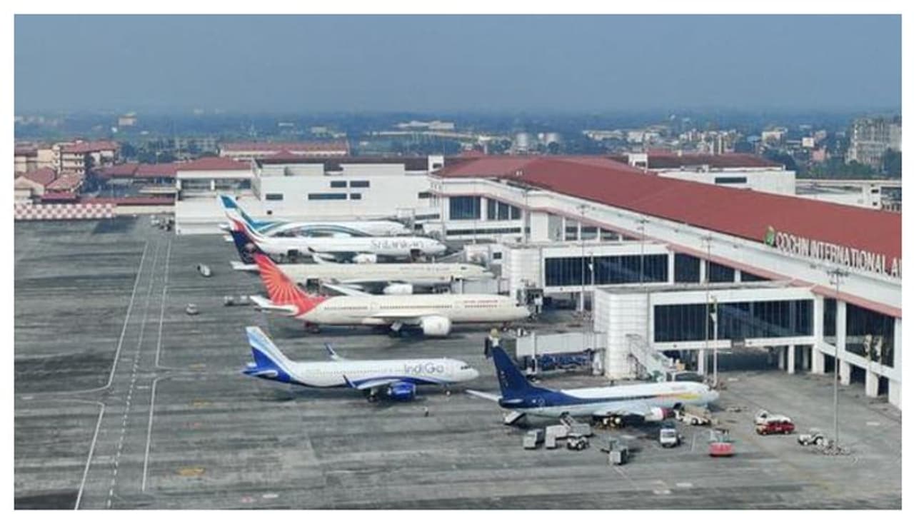 ബാ​ഗിൽ ബോംബെന്ന് യുവതി, വീണ്ടും പരിശോധന; നെടുമ്പാശേരിയിൽ വിമാനം പുറപ്പെടാൻ വൈകി