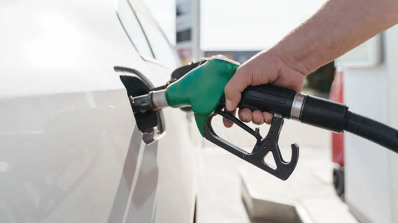 663 நாள்களுக்குப்பின் பெட்ரோல், டீசல் விலை குறைப்பு: மத்திய அரசு அதிரடி அறிவிப்பு