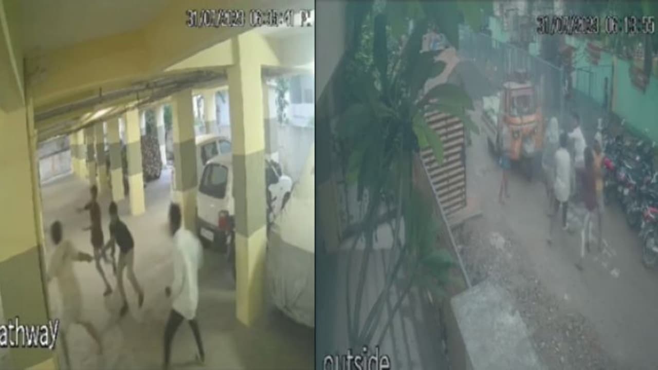 తెనాలిలో గంజాయి బ్యాచ్ వీరంగం... రాడ్లు, రాళ్లు, బ్యాట్లతో నలుగురిపై దాడి (వీడియో) తెనాలిలో గంజాయి బ్యాచ్ వీరంగం... రాడ్లు, రాళ్లు, బ్యాట్లతో నలుగురిపై దాడి (వీడియో)