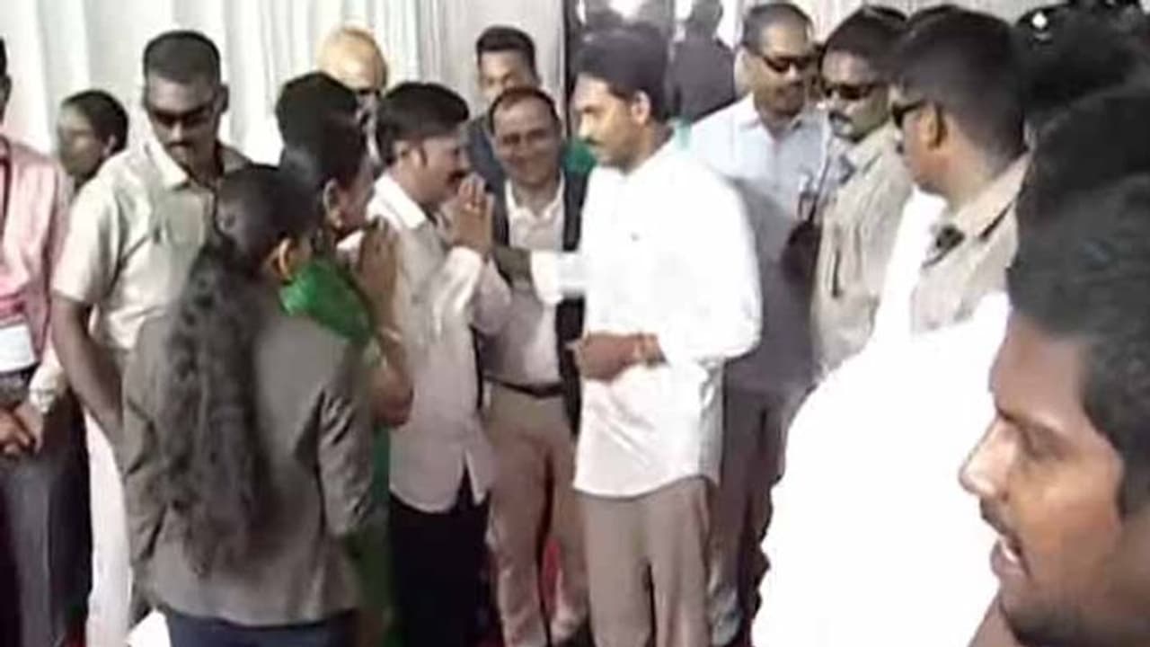 ఇనార్బిట్ మాల్ నిర్మాణంతో 8వేల మందికి ఉపాధి: విశాఖలో పలు అభివృద్ధి కార్యక్రమాలను ప్రారంభించిన జగన్ ఇనార్బిట్ మాల్ నిర్మాణంతో 8వేల మందికి ఉపాధి: విశాఖలో పలు అభివృద్ధి కార్యక్రమాలను ప్రారంభించిన జగన్