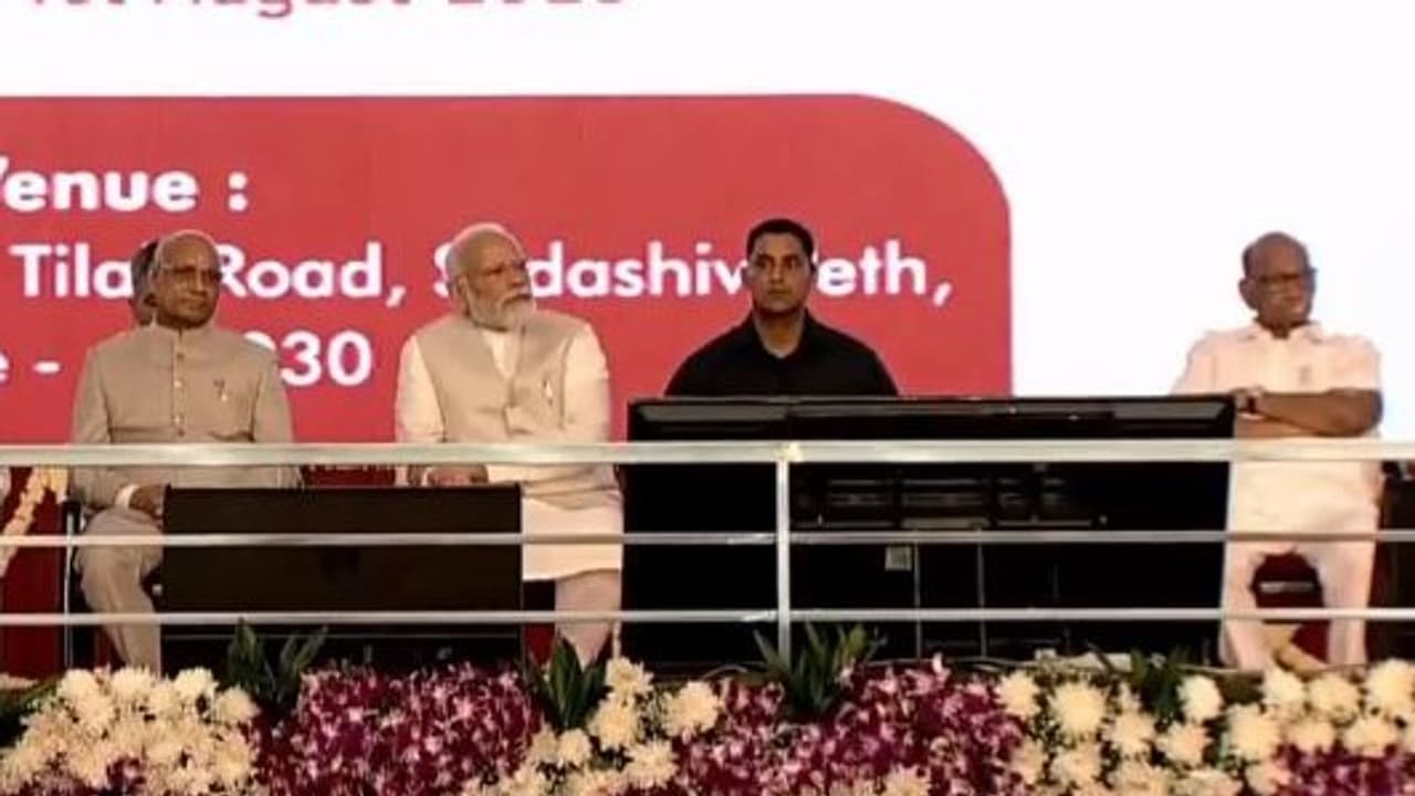  పుణెలో ప్రధాని టూర్: ఒకే వేదికపై మోడీ, శరద్ పవార్