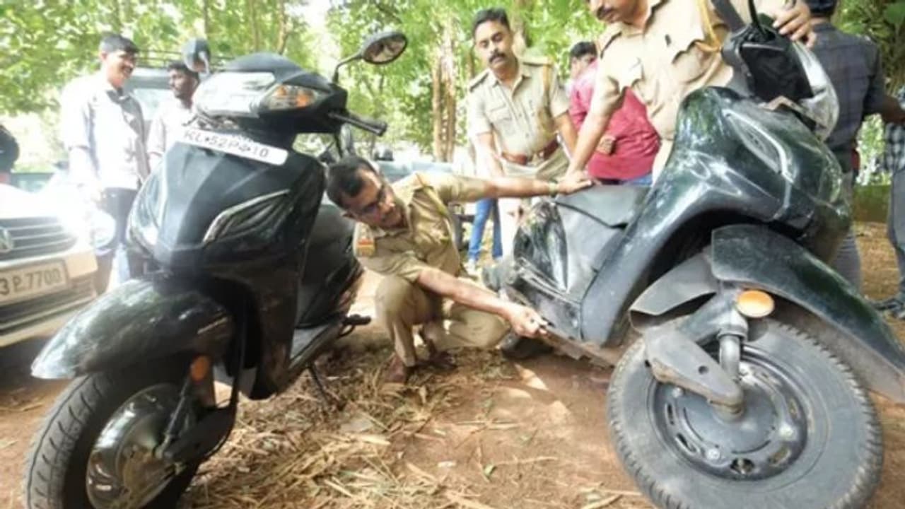 ട്രാഫിക് നിയമം ലംഘിച്ചു, പിഴയടക്കണം, തുടരെ 6 കേസുകള്, പരിശോധിച്ച ആബിദ് ഞെട്ടി; ഒടുവിൽ 'വ്യാജൻ' പിടിയിൽ ട്രാഫിക് നിയമം ലംഘിച്ചു, പിഴയടക്കണം, തുടരെ 6 കേസുകള്, പരിശോധിച്ച ആബിദ് ഞെട്ടി; ഒടുവിൽ 'വ്യാജൻ' പിടിയിൽ