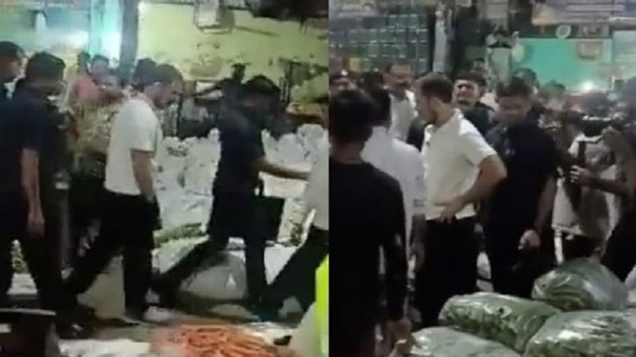 ఢిల్లీ ఆజాద్ పూర్ మండీలో రాహుల్ గాంధీ సందడి.. తెల్లవారుజామున చిరు వ్యాపారులతో ముచ్చట్లు ఢిల్లీ ఆజాద్ పూర్ మండీలో రాహుల్ గాంధీ సందడి.. తెల్లవారుజామున చిరు వ్యాపారులతో ముచ్చట్లు