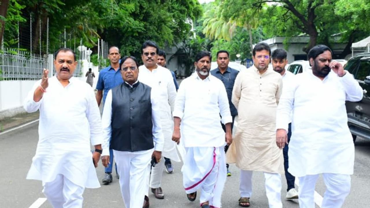 వరద ప్రాంతాల్లో ముందస్తు చర్యల్లో ప్రభుత్వం విఫలం.. గవర్నర్కు కాంగ్రెస్ నేతల వినతిపత్రం వరద ప్రాంతాల్లో ముందస్తు చర్యల్లో ప్రభుత్వం విఫలం.. గవర్నర్కు కాంగ్రెస్ నేతల వినతిపత్రం