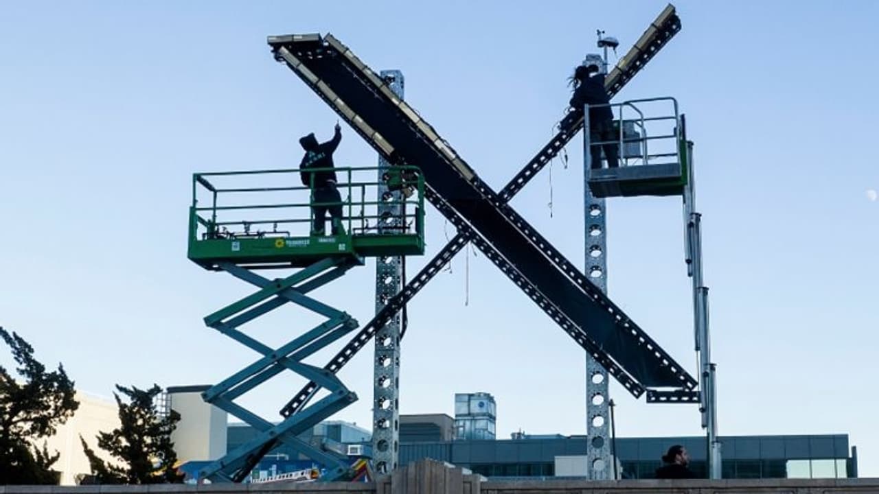 ട്വിറ്ററിന്റെ ചിഹ്നം മാറ്റിയതോടെ ഉറക്കം നഷ്ടപ്പെട്ട ഒരാള്; സംഭവമറിയാൻ വീഡിയോ കാണൂ... ട്വിറ്ററിന്റെ ചിഹ്നം മാറ്റിയതോടെ ഉറക്കം നഷ്ടപ്പെട്ട ഒരാള്; സംഭവമറിയാൻ വീഡിയോ കാണൂ...