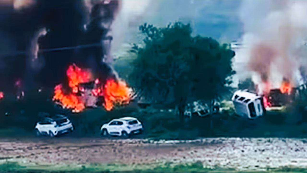 ಕೋಮು ಹಿಂಸಾಚಾರದಲ್ಲಿ ಕೂದಲೆಳೆ ಅಂತರದಲ್ಲಿ ಪಾರಾದ ಜಡ್ಜ್ ಅಂಜಲಿ, 3 ವರ್ಷದ ಪುತ್ರಿ! ಕೋಮು ಹಿಂಸಾಚಾರದಲ್ಲಿ ಕೂದಲೆಳೆ ಅಂತರದಲ್ಲಿ ಪಾರಾದ ಜಡ್ಜ್ ಅಂಜಲಿ, 3 ವರ್ಷದ ಪುತ್ರಿ!