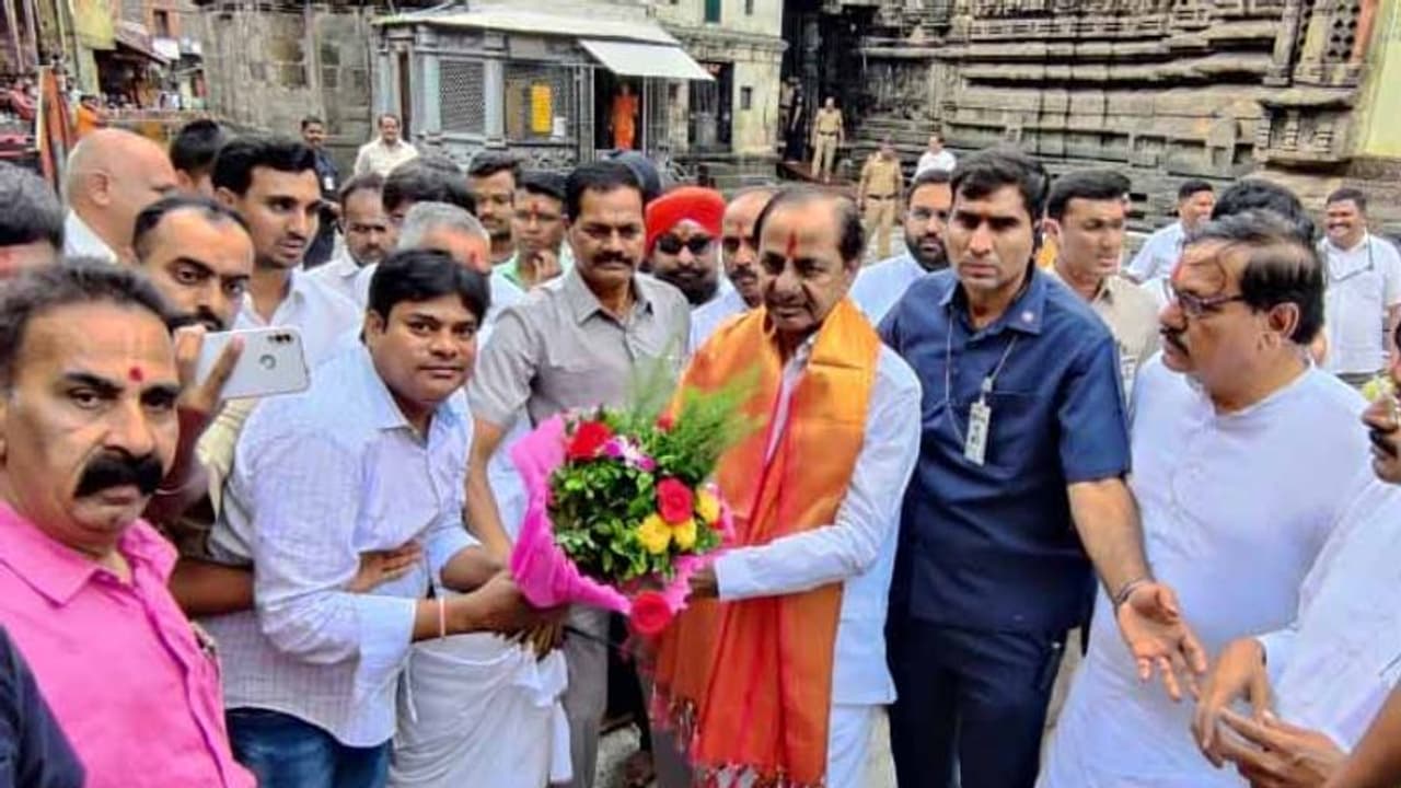 మహారాష్ట్రలో కేసీఆర్ టూర్: కొల్హాపూర్ మహాలక్ష్మి అంబాబాయి ఆలయంలో ప్రత్యేక పూజలు మహారాష్ట్రలో కేసీఆర్ టూర్: కొల్హాపూర్ మహాలక్ష్మి అంబాబాయి ఆలయంలో ప్రత్యేక పూజలు