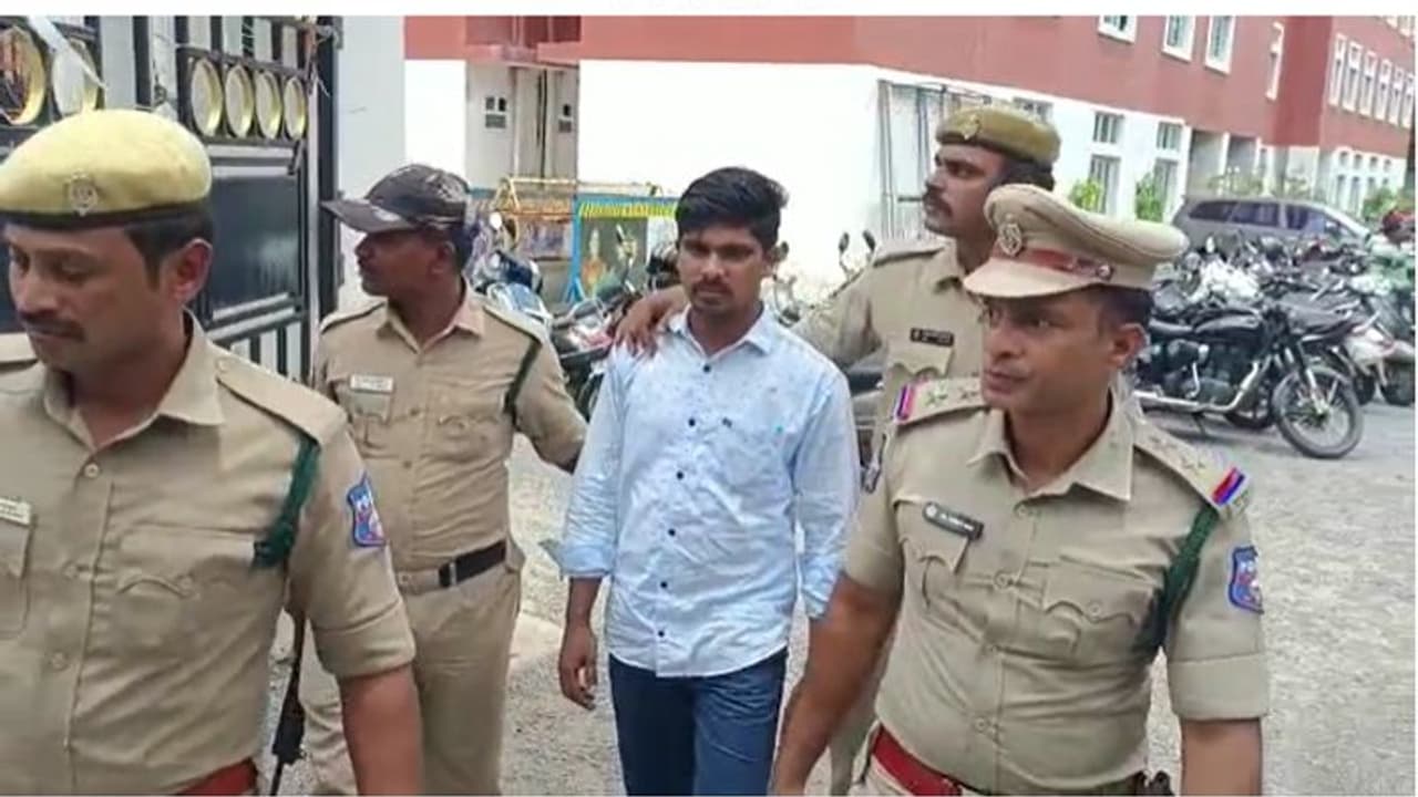 ఎన్నికల బరిలోకి కోడికత్తి శ్రీను.. అమలాపురం నుంచి పోటీ? ఎన్నికల బరిలోకి కోడికత్తి శ్రీను.. అమలాపురం నుంచి పోటీ?