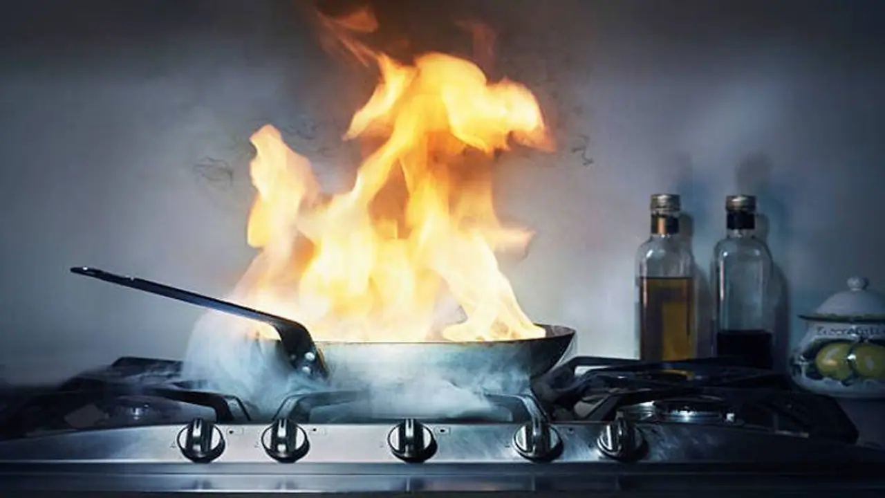 சமையல் செய்யும்போது பாத்திரத்தில் தீப்பிடித்தால் ஒருபோதும் தண்ணீர் ஊற்றாதீங்க...செய்ய வேண்டியது இதோ..!! சமையல் செய்யும்போது பாத்திரத்தில் தீப்பிடித்தால் ஒருபோதும் தண்ணீர் ஊற்றாதீங்க...செய்ய வேண்டியது இதோ..!!