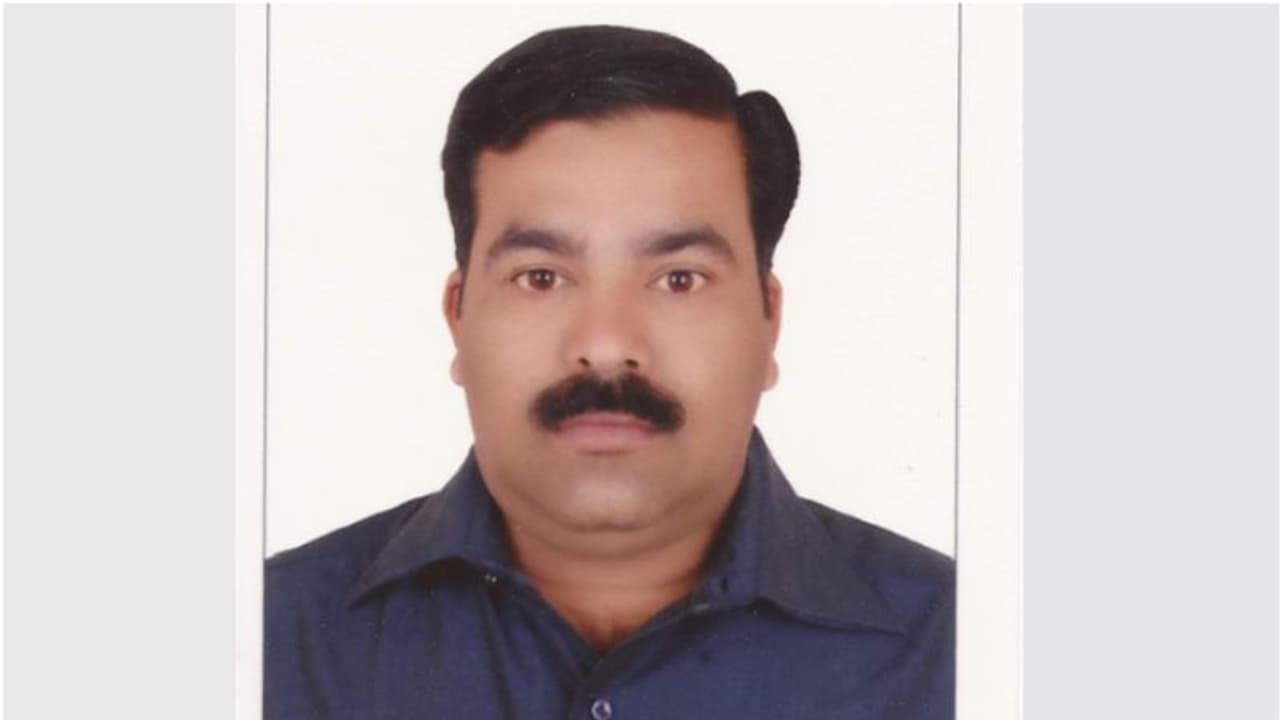 വാഹനത്തിന് മുകളിൽ സൈൻ ബോര്ഡ് പൊട്ടി വീണ് പ്രവാസി മലയാളി മരിച്ചു വാഹനത്തിന് മുകളിൽ സൈൻ ബോര്ഡ് പൊട്ടി വീണ് പ്രവാസി മലയാളി മരിച്ചു