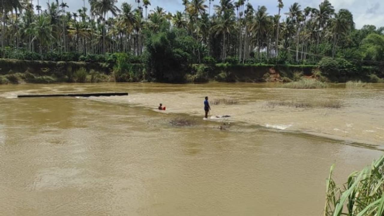പുഴയില് അജ്ഞാത മൃതദേഹം കണ്ടെത്തി; അരയില് ടോര്ച്ച്, കാണാതായവര്ക്കായി അന്വേഷണം പുഴയില് അജ്ഞാത മൃതദേഹം കണ്ടെത്തി; അരയില് ടോര്ച്ച്, കാണാതായവര്ക്കായി അന്വേഷണം