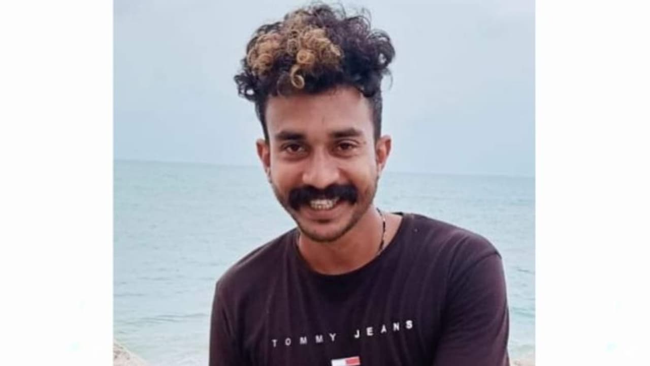 വിദഗ്ധ ചികിത്സക്ക് കൊണ്ടുപോകുന്നതിനിടെ വാഹനത്തില് നിന്നിറങ്ങി കായലിൽ ചാടി; യുവാവിന്റെ മൃതദേഹം കണ്ടെടുത്തു വിദഗ്ധ ചികിത്സക്ക് കൊണ്ടുപോകുന്നതിനിടെ വാഹനത്തില് നിന്നിറങ്ങി കായലിൽ ചാടി; യുവാവിന്റെ മൃതദേഹം കണ്ടെടുത്തു