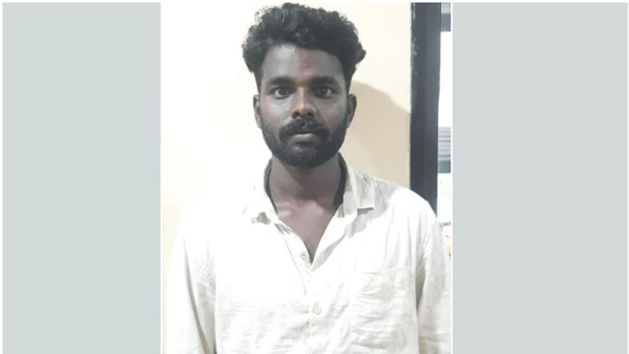 യുവാവിനെ അഴിക്കുള്ളിലാക്കി വിദ്യാര്ഥിനികളുടെ ബുദ്ധി; പൊതുവഴിയിൽ ശല്യം, പിന്നാലെയോടി ഭയപ്പെടുത്തി, അറസ്റ്റ് യുവാവിനെ അഴിക്കുള്ളിലാക്കി വിദ്യാര്ഥിനികളുടെ ബുദ്ധി; പൊതുവഴിയിൽ ശല്യം, പിന്നാലെയോടി ഭയപ്പെടുത്തി, അറസ്റ്റ്