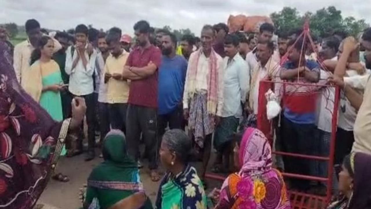 ಬಾಗಲಕೋಟೆ: ಸ್ಮಶಾನದ ಜಾಗಕ್ಕೆ ಬೀದಿಗಿಳಿದ ಗ್ರಾಮಸ್ಥರು..!