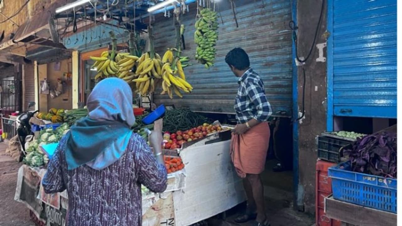 സംസ്ഥാന വ്യാപകമായി ഭക്ഷ്യ സുരക്ഷാ വകുപ്പിന്റെ പരിശോധന; 929 സ്ഥാപനങ്ങളുടെ പ്രവർത്തനം നിർത്തിവയ്ക്കാന് നടപടി സംസ്ഥാന വ്യാപകമായി ഭക്ഷ്യ സുരക്ഷാ വകുപ്പിന്റെ പരിശോധന; 929 സ്ഥാപനങ്ങളുടെ പ്രവർത്തനം നിർത്തിവയ്ക്കാന് നടപടി