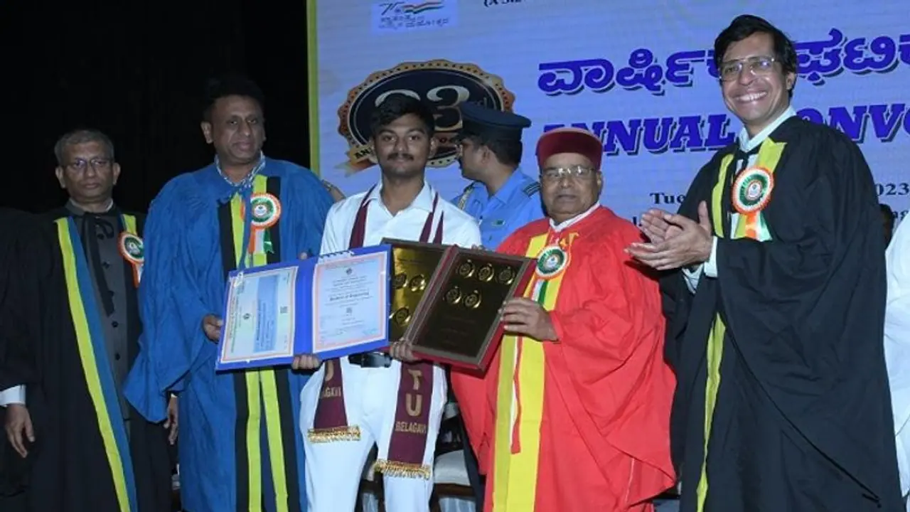 ಬೆಳಗಾವಿ ವಿಶ್ವೇಶ್ವರಯ್ಯ ವಿವಿ ಘಟಿಕೋತ್ಸವ, ಡಿಜಿಟಲ್ ಕ್ಷೇತ್ರದಲ್ಲಿ ಭಾರತ ಮುಂಚೂಣಿ ರಾಷ್ಟ್ರ: ಕಾಮಕೋಟಿ ಬೆಳಗಾವಿ ವಿಶ್ವೇಶ್ವರಯ್ಯ ವಿವಿ ಘಟಿಕೋತ್ಸವ, ಡಿಜಿಟಲ್ ಕ್ಷೇತ್ರದಲ್ಲಿ ಭಾರತ ಮುಂಚೂಣಿ ರಾಷ್ಟ್ರ: ಕಾಮಕೋಟಿ