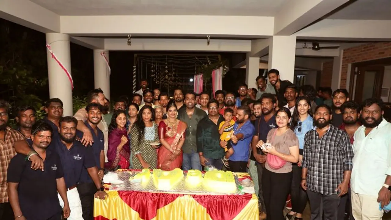 Dear Movie: மணமகள் கெட்டப்பில் கேக் வெட்டி... 'டியர்' படப்பிடிப்பை நிறைவு செய்த ஐஸ்வர்யா ராஜேஷ்! Dear Movie: மணமகள் கெட்டப்பில் கேக் வெட்டி... 'டியர்' படப்பிடிப்பை நிறைவு செய்த ஐஸ்வர்யா ராஜேஷ்!