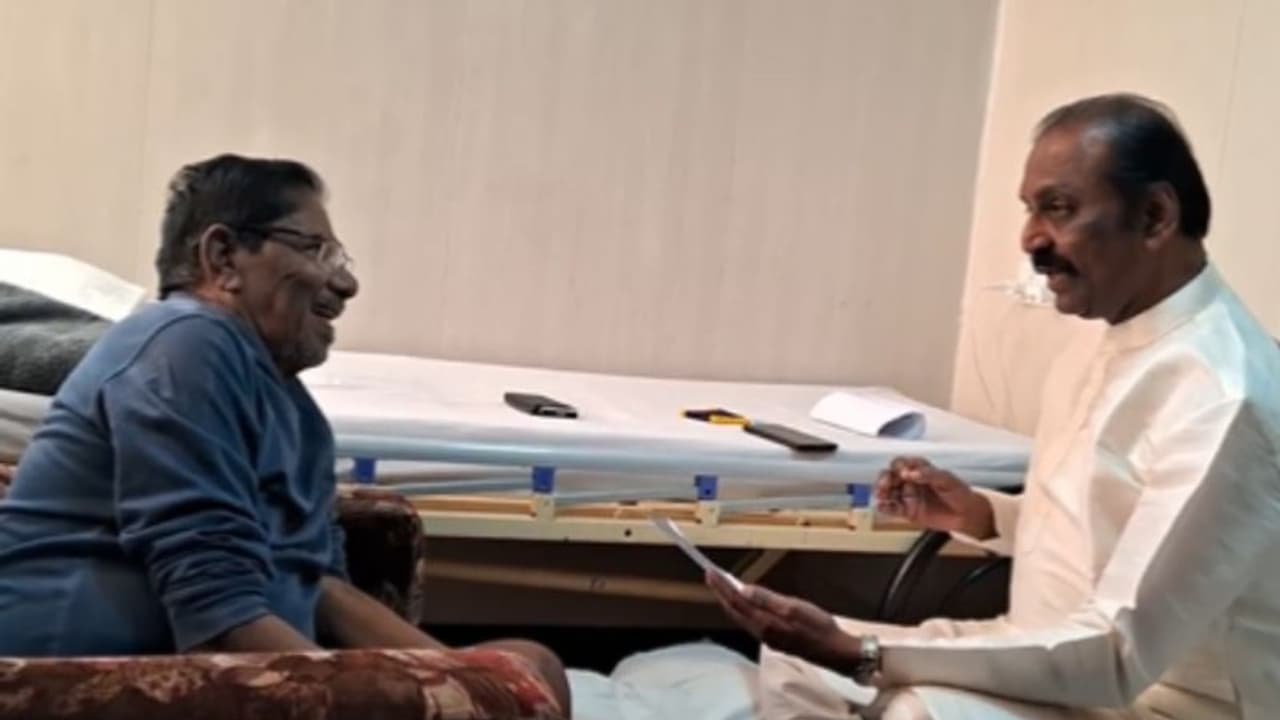 எழுந்து வா இமயமே.. கவிதை தொடுத்து பாடிக்காட்டிய வைரமுத்து மெய்மறந்து கேட்டு ரசித்த இயக்குனர் இமயம்! எழுந்து வா இமயமே.. கவிதை தொடுத்து பாடிக்காட்டிய வைரமுத்து மெய்மறந்து கேட்டு ரசித்த இயக்குனர் இமயம்!