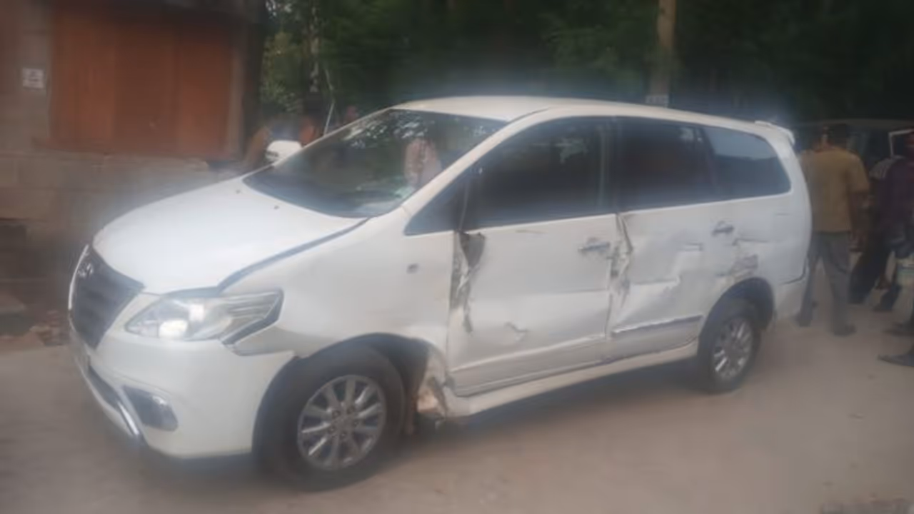 പൊലീസിനെ വട്ടംകറക്കി യുവാക്കൾ; നിർത്താതെ പാഞ്ഞ കാർ പൊലീസ് ജീപ്പിനെ തട്ടിമാറ്റി; നടന്നത് സിനിമാ സ്റ്റൈൽ ചേസിങ്