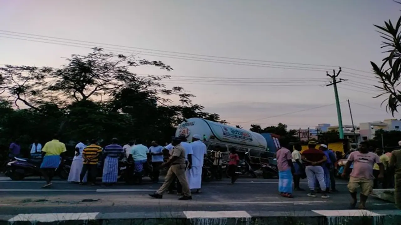 சென்னையில் கிரேன் விபத்து: பொதுமக்கள் சாலை மறியல்! சென்னையில் கிரேன் விபத்து: பொதுமக்கள் சாலை மறியல்!