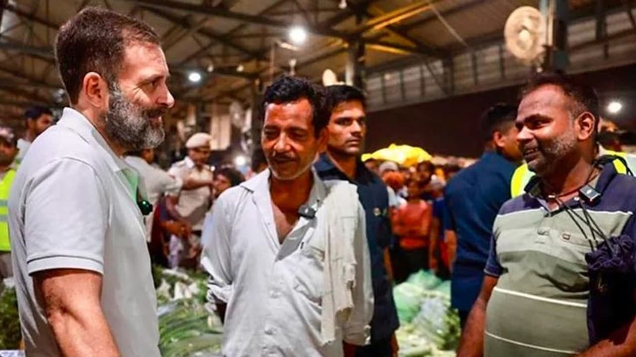 ದಿಲ್ಲಿ ಮಾರ್ಕೆಟ್ಗೆ ರಾಹುಲ್ ಗಾಂಧಿ ಭೇಟಿ ವ್ಯಾಪಾರಸ್ಥರ ಕಷ್ಟ ಸುಖ ಆಲಿಕೆ ದಿಲ್ಲಿ ಮಾರ್ಕೆಟ್ಗೆ ರಾಹುಲ್ ಗಾಂಧಿ ಭೇಟಿ ವ್ಯಾಪಾರಸ್ಥರ ಕಷ್ಟ ಸುಖ ಆಲಿಕೆ