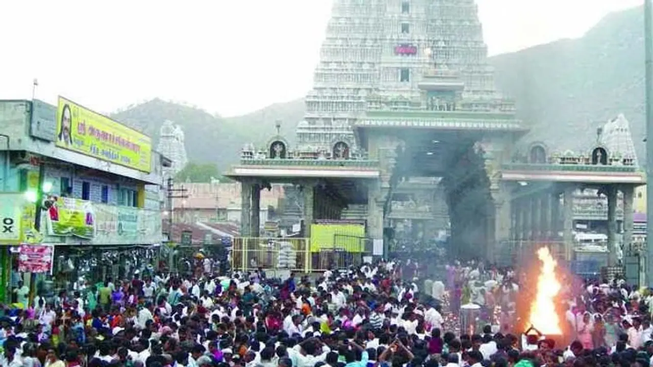 தி.மலையில் போலீசாருக்கும் பக்தர்களுக்கும் இடையே தள்ளுமுள்ளு! தடுப்புகளை மீறி சாமி தரிசனம்! நடந்தது என்ன?