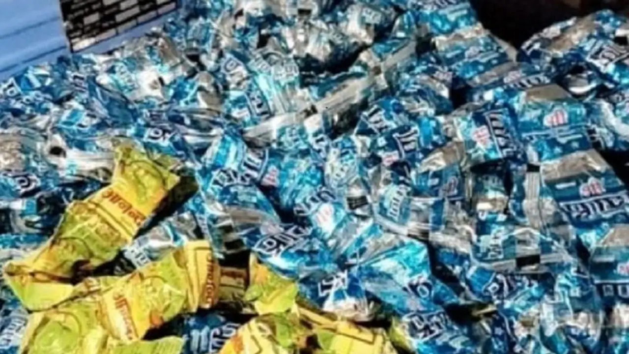 Raichur: ಗಾಂಜಾ ಮಿಶ್ರಿತ ಚಾಕಲೇಟ್ ವಶ: ಇಬ್ಬರ ಬಂಧನ Raichur: ಗಾಂಜಾ ಮಿಶ್ರಿತ ಚಾಕಲೇಟ್ ವಶ: ಇಬ್ಬರ ಬಂಧನ