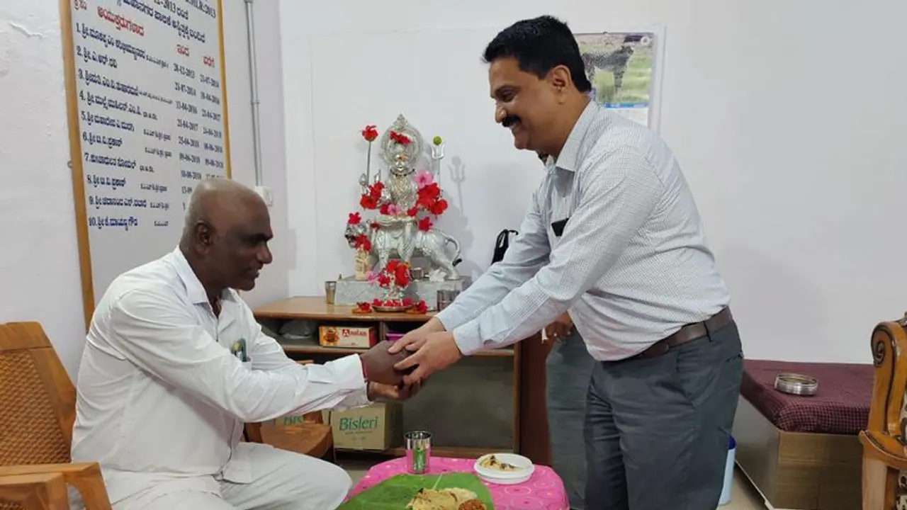 Shivamogga: ಡಿ ಗ್ರೂಪ್ ನೌಕರನಿಗೆ ಸಿಹಿ ಊಟ ಬಡಿಸಿ ಕಾರಿನಲ್ಲಿ ಬೀಳ್ಕೊಟ್ಟ ಆಯುಕ್ತ! Shivamogga: ಡಿ ಗ್ರೂಪ್ ನೌಕರನಿಗೆ ಸಿಹಿ ಊಟ ಬಡಿಸಿ ಕಾರಿನಲ್ಲಿ ಬೀಳ್ಕೊಟ್ಟ ಆಯುಕ್ತ!