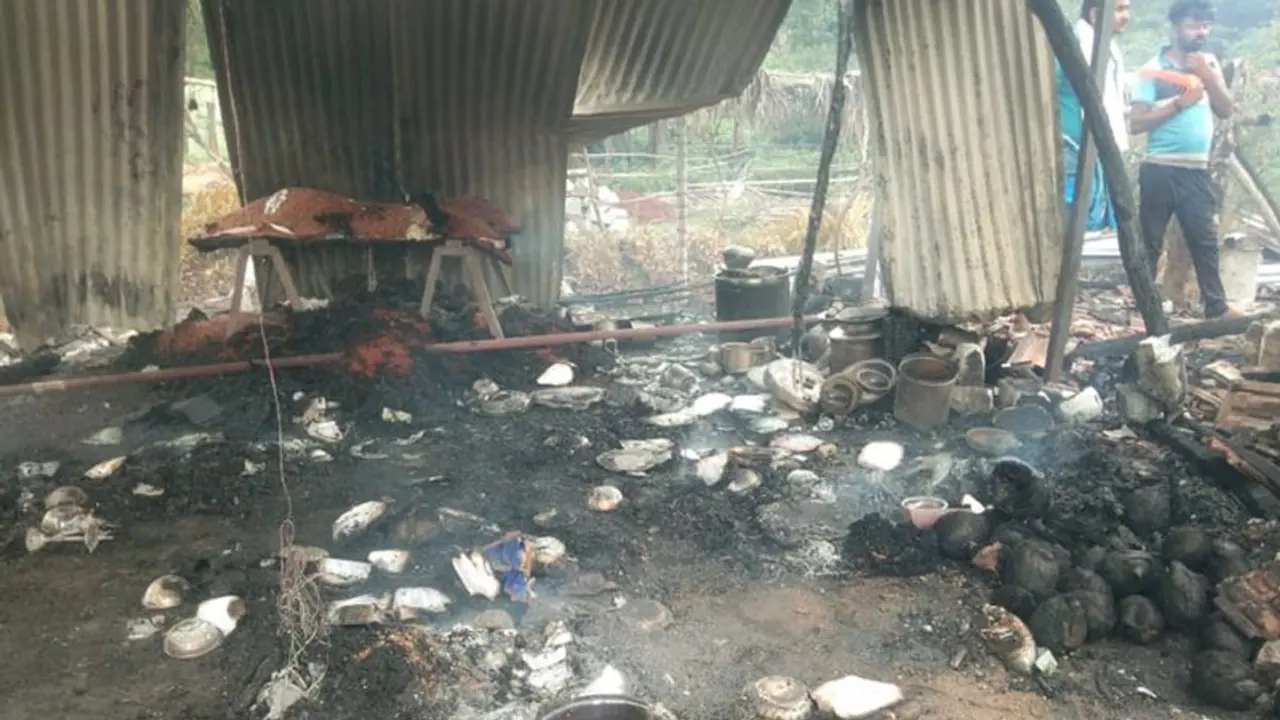 ಮನೆ ಮಾಲೀಕನ ಅಂತ್ಯಸಂಸ್ಕಾರಕ್ಕೆ ತೆರಳಿದ್ದ ವೇಳೆ ಸಿಲಿಂಡರ್ ಸ್ಪೋಟ: ಮನೆ ಧ್ವಂಸ ಮನೆ ಮಾಲೀಕನ ಅಂತ್ಯಸಂಸ್ಕಾರಕ್ಕೆ ತೆರಳಿದ್ದ ವೇಳೆ ಸಿಲಿಂಡರ್ ಸ್ಪೋಟ: ಮನೆ ಧ್ವಂಸ