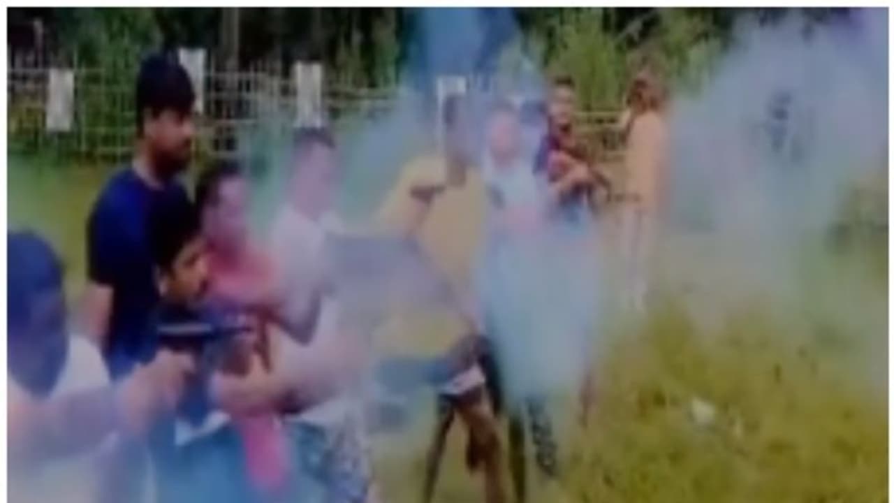 ലൗ ജിഹാദിനെ ചെറുക്കാന് യുവാക്കള്ക്ക് ആയുധ പരിശീലനം; ക്യാമ്പിന്റെ വീഡിയോ വൈറല്, അന്വേഷണവുമായി അസം പോലീസ് ലൗ ജിഹാദിനെ ചെറുക്കാന് യുവാക്കള്ക്ക് ആയുധ പരിശീലനം; ക്യാമ്പിന്റെ വീഡിയോ വൈറല്, അന്വേഷണവുമായി അസം പോലീസ്