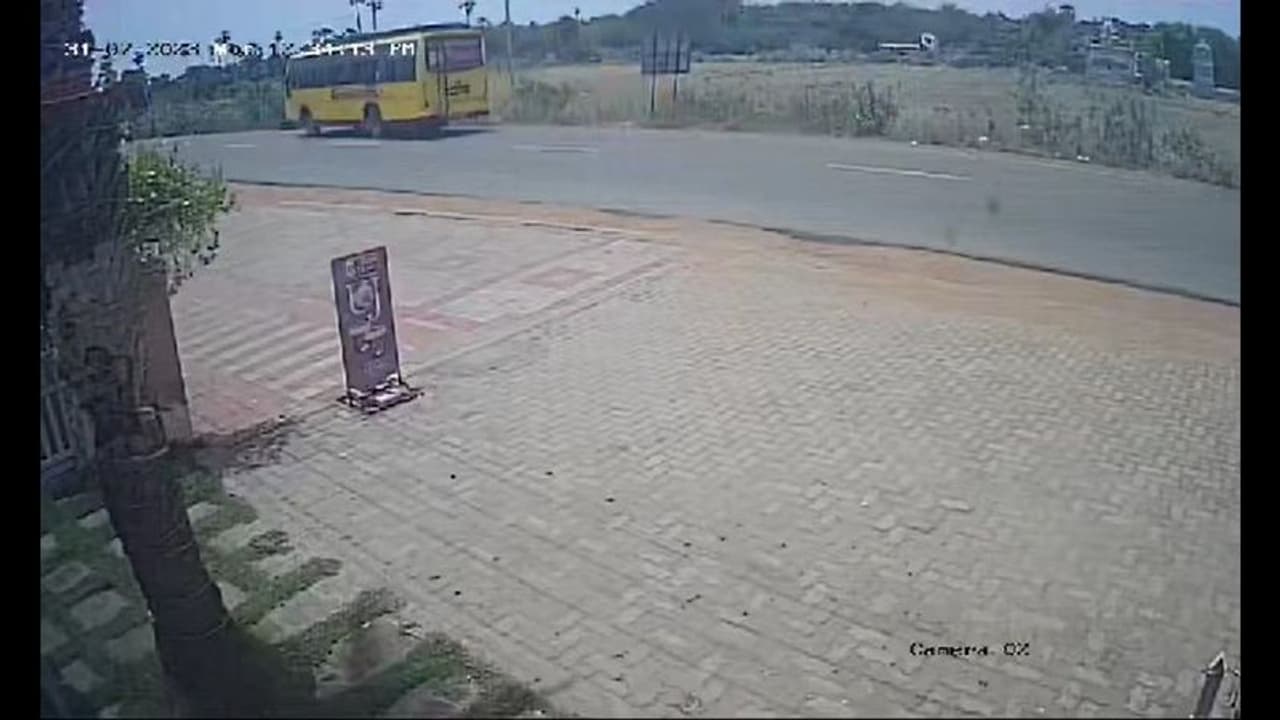 தூங்கிக்கொண்டே பேருந்தை இயக்கிய ஓட்டுநர்; வயல்வெளியில் தூக்கி வீசப்பட்ட இருவர் ஒருவர் பலி