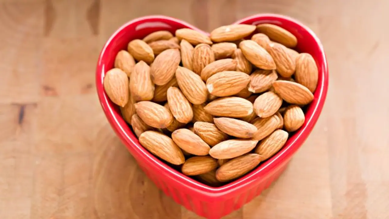 ദിവസവും ബദാം കഴിക്കാറുണ്ടോ? അറിയാം ഈ ആരോഗ്യ ഗുണങ്ങള്... ദിവസവും ബദാം കഴിക്കാറുണ്ടോ? അറിയാം ഈ ആരോഗ്യ ഗുണങ്ങള്...