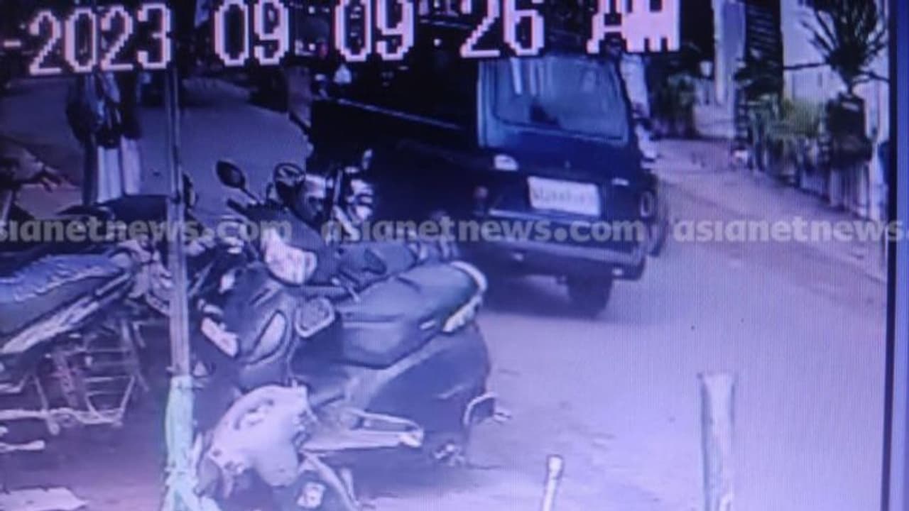 കണ്ണൂരിൽ സ്കൂളിലേക്ക് പോയ പതിനഞ്ചുകാരിയെ നാലംഗ സംഘം കാറിലേക്ക് വലിച്ചു, പെൺകുട്ടി കുതറിയോടി രക്ഷപ്പെട്ടു