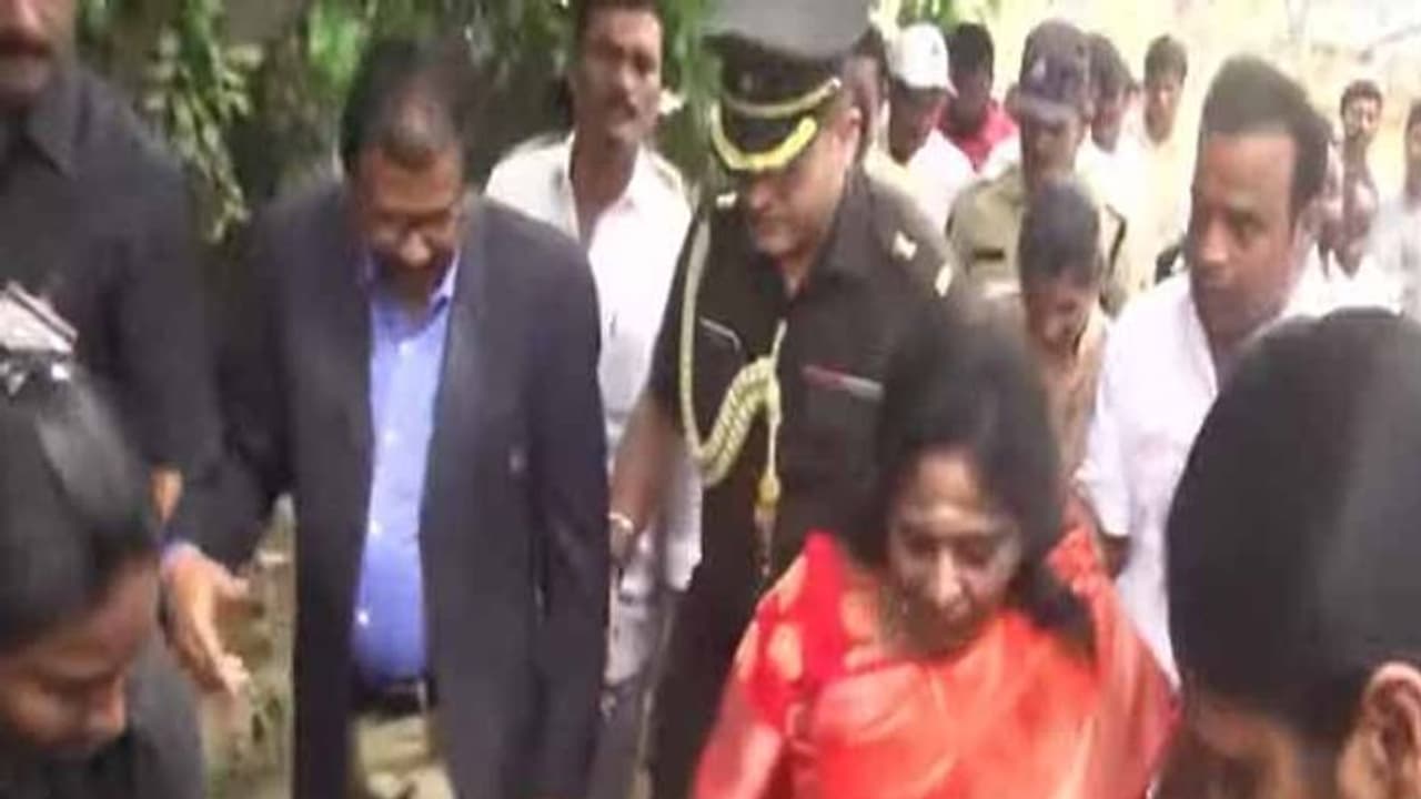 వరద ప్రాంతాల్లో సహాయక చర్యలు చేపట్టాలి: గవర్నర్ తమిళిసై వరద ప్రాంతాల్లో సహాయక చర్యలు చేపట్టాలి: గవర్నర్ తమిళిసై