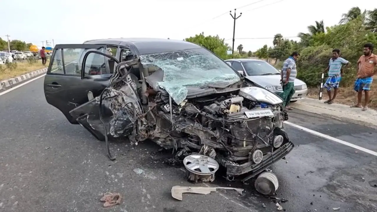 திடீரென எதிர் திசையில் பாய்ந்த சொகுசு கார்; மற்றொரு காருடன் மோதி 5 பேர் படுகாயம் திடீரென எதிர் திசையில் பாய்ந்த சொகுசு கார்; மற்றொரு காருடன் மோதி 5 பேர் படுகாயம்