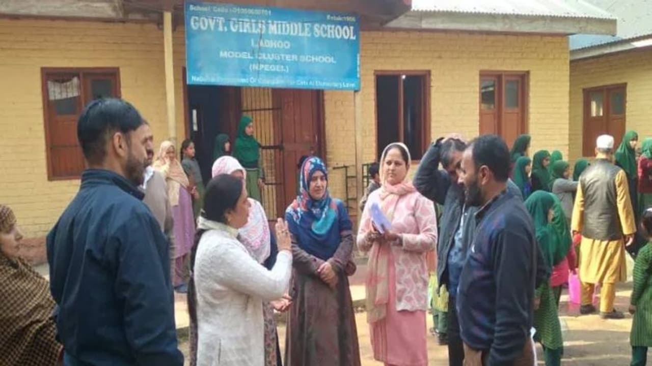 காஷ்மீரில் மக்கள் அரசு ஈடுபாட்டின் விதிகளை மாற்றி எழுதும் பெண் பஞ்சாயத்து தலைவர் பபிதா பட்! காஷ்மீரில் மக்கள் அரசு ஈடுபாட்டின் விதிகளை மாற்றி எழுதும் பெண் பஞ்சாயத்து தலைவர் பபிதா பட்!