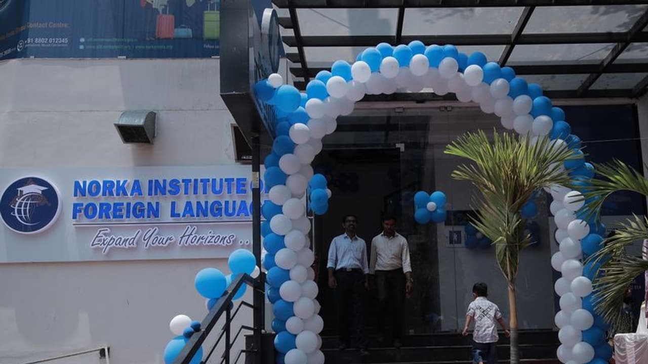 നോർക്ക റൂട്ട്സ്: വിദേശത്തേക്ക് പോകുന്ന മലയാളികളുടെ വഴികാട്ടി നോർക്ക റൂട്ട്സ്: വിദേശത്തേക്ക് പോകുന്ന മലയാളികളുടെ വഴികാട്ടി